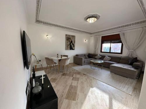 马拉喀什Luxury, Cosy Apartement (Wifi, Balcony, Parking)的客厅配有沙发和桌子