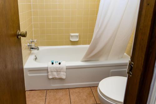 尤里卡斯普林斯Traveler's Inn的浴室配有白色浴缸和卫生间。