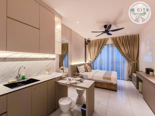新山AEON Bukit Indah by JBcity Home的一间卧室配有一张床,厨房配有水槽