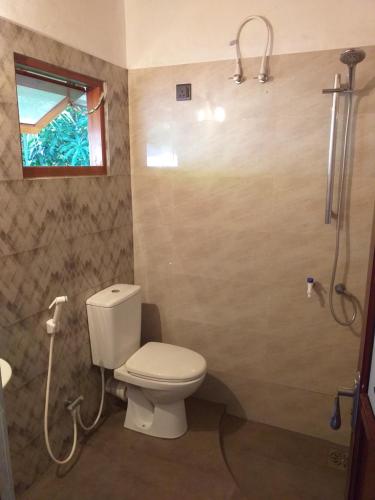 MinuwangodaBel vedere的一间带卫生间和淋浴的浴室