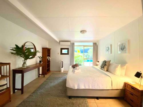 耐莉湾Project Tranquility, Magnetic Island的一间大卧室,配有一张大床和一个窗户