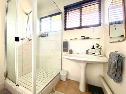 耐莉湾Project Tranquility, Magnetic Island的白色的浴室设有水槽和淋浴。