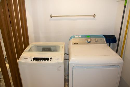 圣多明各Casa de Nini的冰箱、洗衣机和烘干机