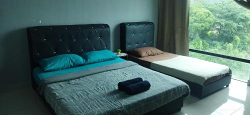 话毛生Syanaz Studio Apartment的一间卧室设有两张床和大窗户