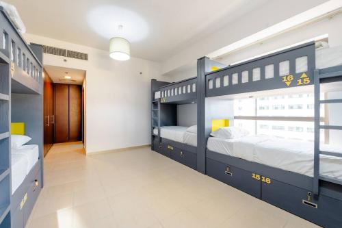 迪拜Moonlight Hostel JBR的走廊的客房内设有两张双层床。