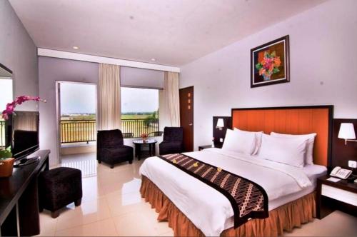 北加浪岸Parkside Mandarin Hotel Pekalongan的酒店客房设有一张床和一个阳台。