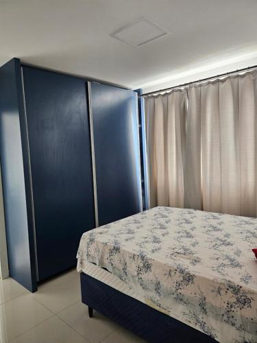 伊塔佩马Apartamento 01的一间卧室配有一张床和一个蓝色的橱柜