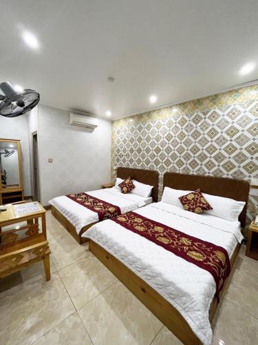 Hoàng Mai89 Motel的配有两张床的酒店客房