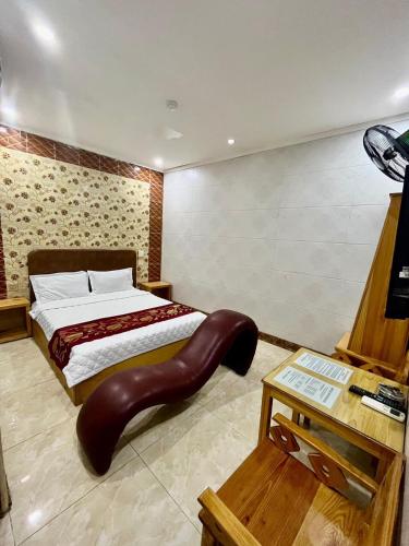 Hoàng Mai89 Motel的一间卧室配有一张带皮革软垫的床