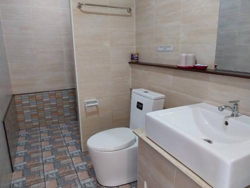 拜县พลอยไพลินPLOYPAILIN的浴室配有白色卫生间和盥洗盆。