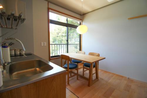 Ōdakazeto的厨房配有水槽和桌椅