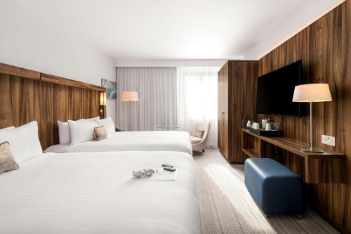 佩斯利格拉斯哥机场万怡酒店的一间酒店客房,设有两张床和电视