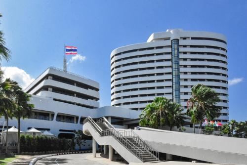 董里Rua Rasada Hotel - The Ideal Venue for Meetings & Events的前面有楼梯的大型白色建筑
