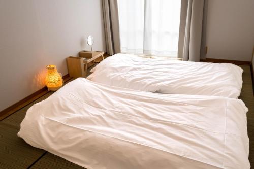 丸龟市marugame stop - Vacation STAY 86888v的一间卧室设有两张白色的床和窗户