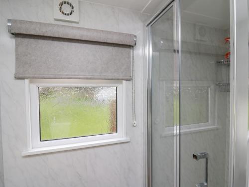 比尔斯韦尔斯Riverside Rest的浴室设有淋浴和窗户