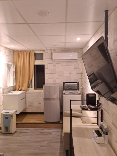 Hu-t'ou-shan夢想旅居的一间厨房,配有白色家电和一台电视