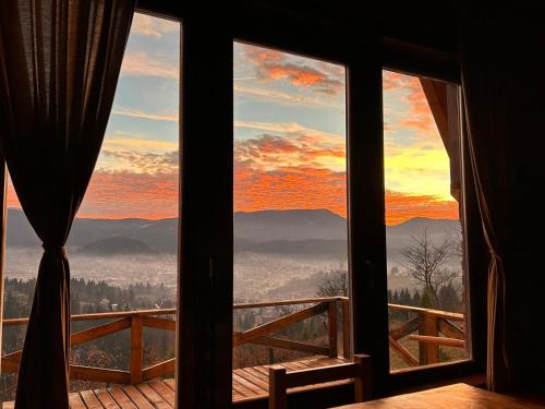 帕莱Vikendica Tromedja Pale的客房享有日落美景,透过窗户可欣赏到日落美景。