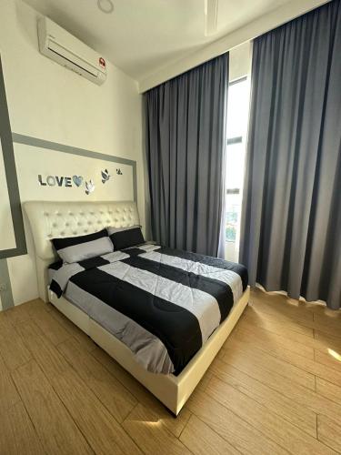 宾南邦SW Rental的一间卧室设有一张床和一个窗口
