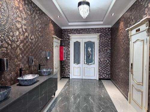 乌尔根奇Parvoz Hotel的一间带两个水槽和白色门的浴室