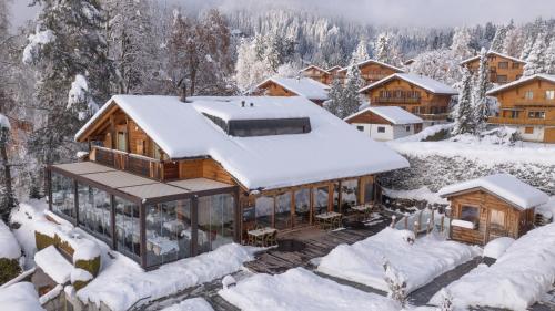 威拉尔-苏-罗伦莱斯麦祖杜克洛斯住宿加早餐旅馆的山中积雪覆盖的房子