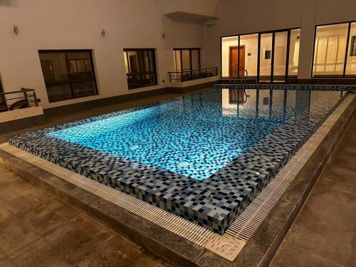 马斯喀特City Gem - Qurm的大楼内一个蓝色的大型游泳池