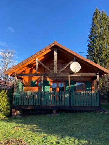 Lac des Rouges TruitesCamping-Chalets La Favière的小木屋,在草地上设有绿色围栏