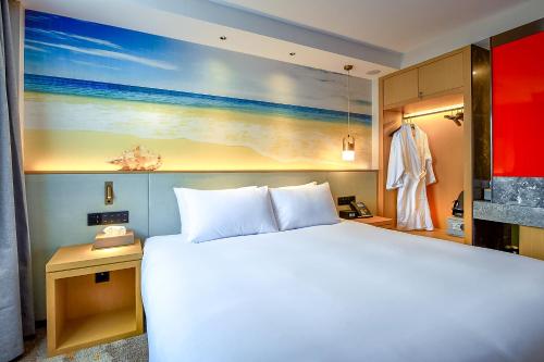 珀斯Aurea Hotel Perth Kings Park的一间卧室配有一张床,海滩画