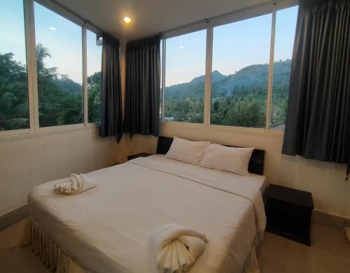 Ban Map KhangkhaoKOH CHANG LUXURY HOTEL的山景卧室 - 带1张床