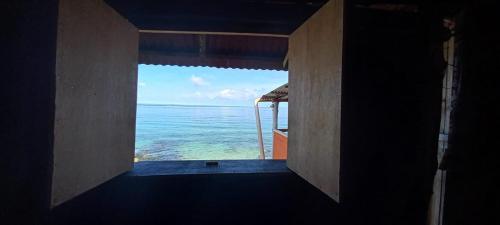 布兰卡滩Playa Tortuga Cabaña的客房设有窗户,享有海景。