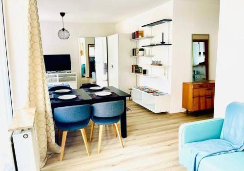 普福尔茨海姆Sonniges Apartment in ruhiger und zentraler Lage的客厅配有桌子和蓝色椅子
