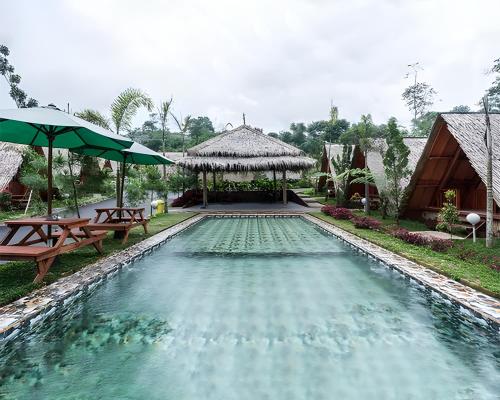 塞亚特New DGYP Ciater Resort的一个带两张桌子的游泳池和一个凉亭