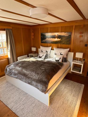 PeistBambi Lodge Ferienwohnung auf knapp 1400 m nahe Arosa的一间卧室,卧室内配有一张大床