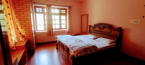 西姆拉Akash Homestay的一间卧室设有一张床和一个窗口