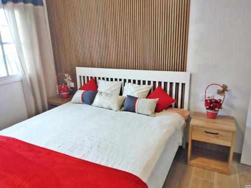 卡勒达德福斯特Casa MACON RED的一间卧室配有红色和白色枕头的床