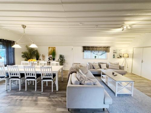 斯塔德Ystad Holiday Houses的客厅配有沙发和桌子