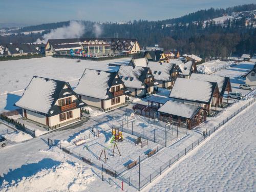斯扎法拉瑞Przy Termach Domki Pokoje Apartamenty的雪地中度假村的空中景观