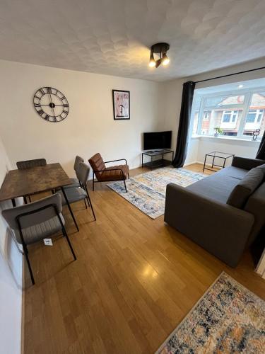 南安普敦St Denys 2 bedroom flat, Convenient location next to station, Great for contractors的客厅配有沙发和桌子