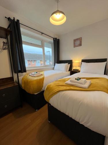 南安普敦St Denys 2 bedroom flat, Convenient location next to station, Great for contractors的海景客房 - 带两张床