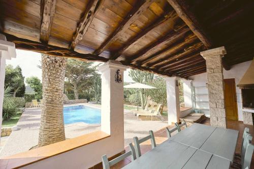 MontecristoCan Valencià的一个带桌子和游泳池的庭院