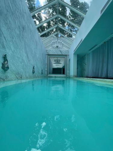 埃斯特角城Apartamento en Edificio YOO Punta del Este的大楼内的一个蓝色海水游泳池