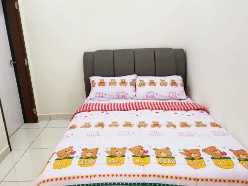 峇株巴辖UG Homestay BP - Netflix & 4 Air-Con Rooms的床上有一条小猫的毯子