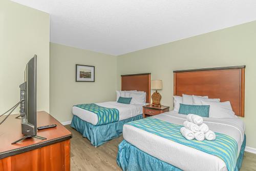 默特尔比奇Sandy Beach 1612的酒店客房设有两张床和一台平面电视。