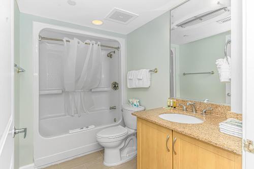 默特尔比奇Sandy Beach 1612的带淋浴、卫生间和盥洗盆的浴室
