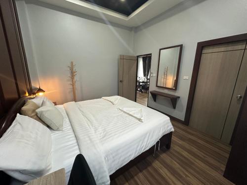 班奥南矛Luxury Private Pool Villa-Ao Nang Krabi 2的卧室配有一张白色大床和镜子