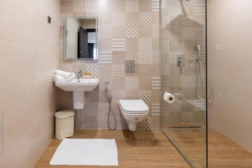 布米尔达斯coast hotel的带淋浴、卫生间和盥洗盆的浴室