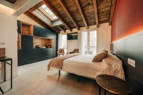 莫雷拉Casa Pelegrí的一间卧室配有一张大床和两把椅子