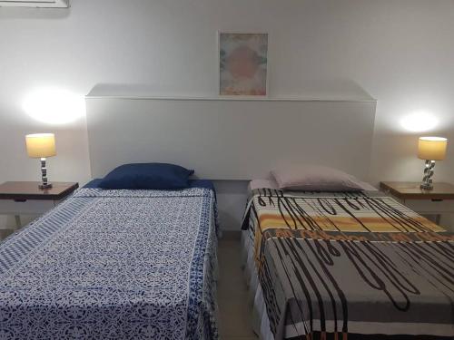 SamborondÃ³nHabitacion independiente en Samborondon的两张睡床彼此相邻,位于一个房间里