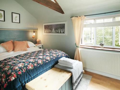 莱明斯特Archers Cottage的一间卧室设有一张床和一个窗口