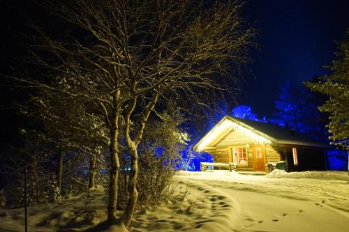 伊纳利Muotkan Ruoktu Tunturikyla的雪中的一个小木屋