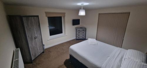 哈利法克斯APARTMENT IN CENTRAL HALIFAX的卧室配有白色的床和窗户。